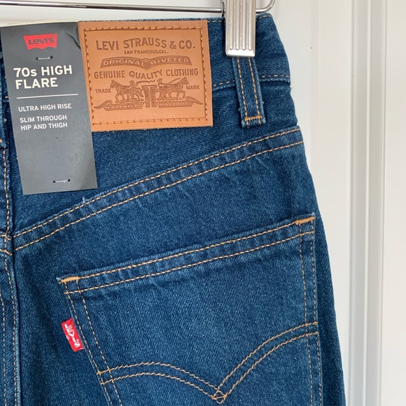 Leviβs 70s High Rise Flare Jean in Sonoma Wash - Picture 5 of 9